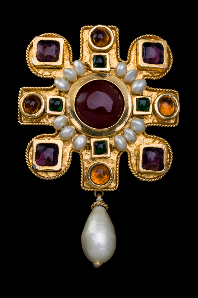 Chanel (1990), France: Cruciform brooch. Poured glass, simulated pearls, gold plated. Signed CHANEL MADE IN FRANCE. © Pablo Esteva