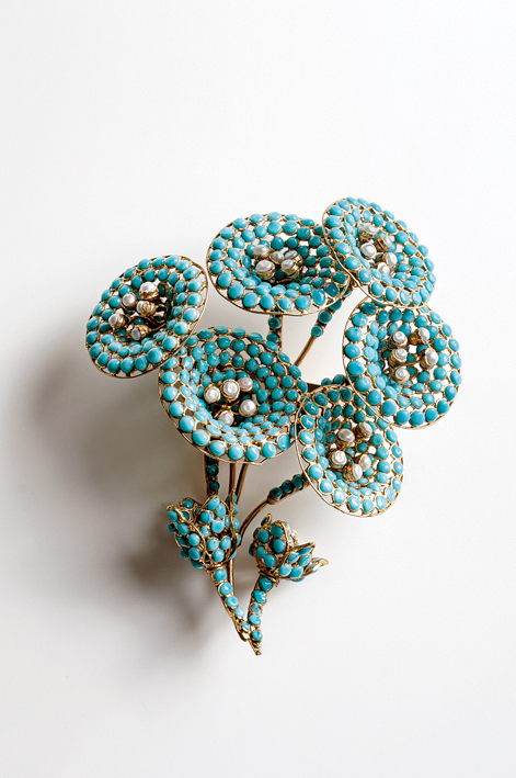 Maison Gripoix (circa 2000), France: Floral brooch. Simulated turquoise stones, simulated pearls, gold plated. © Pablo Esteva