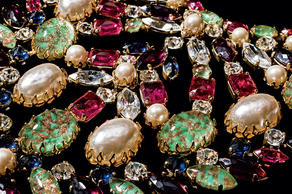 Schreiner (circa 1960s), United States: Bib necklace. Simulated turquoise stones, rhinestones, simulated pearls, gold plated. Signed Schreiner. © Pablo Esteva