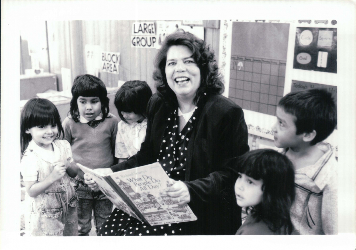 Wilma Mankiller reads to young students 